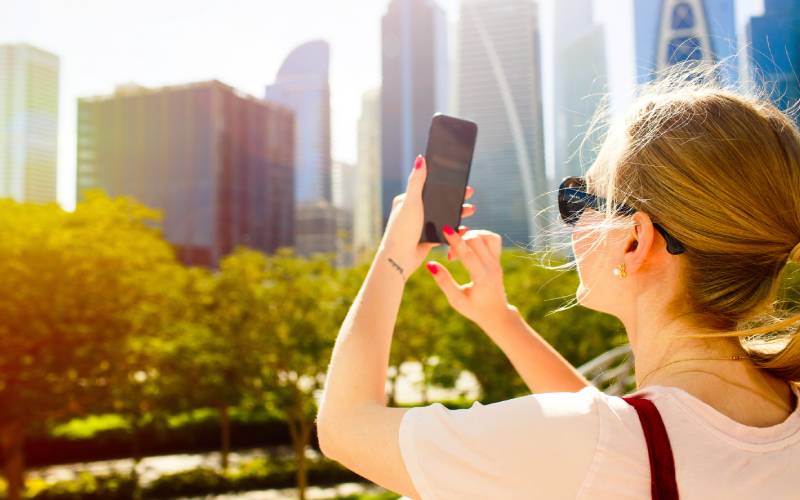 Header Bild Frau mit Handy